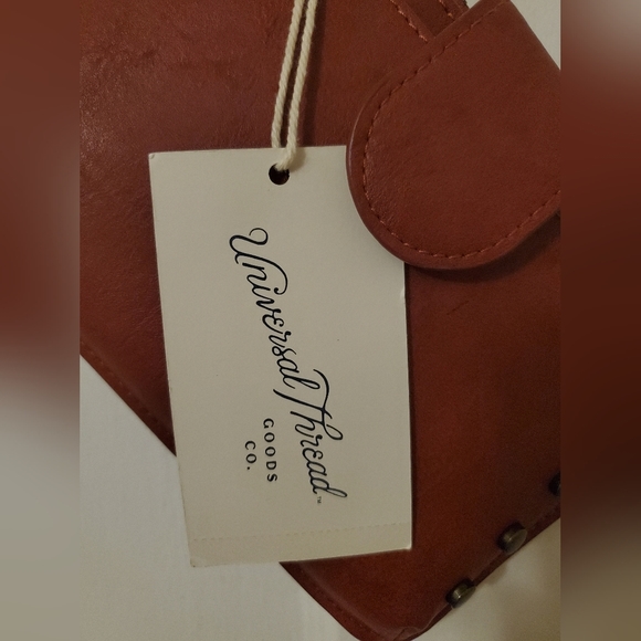 Gorgeous New with tags Universal Thread - Wristlet❌ - Picture 4 of 11